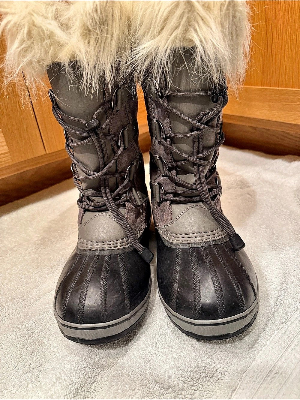 Sorel Joan of Arctic Waterproof Snow Boots Gray & Black girls 6 / 24cm